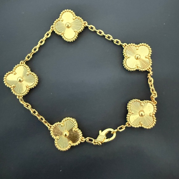 Clover Bracelet - Gold Plated Stainless Steel - NWOT - Picture 2 of 5